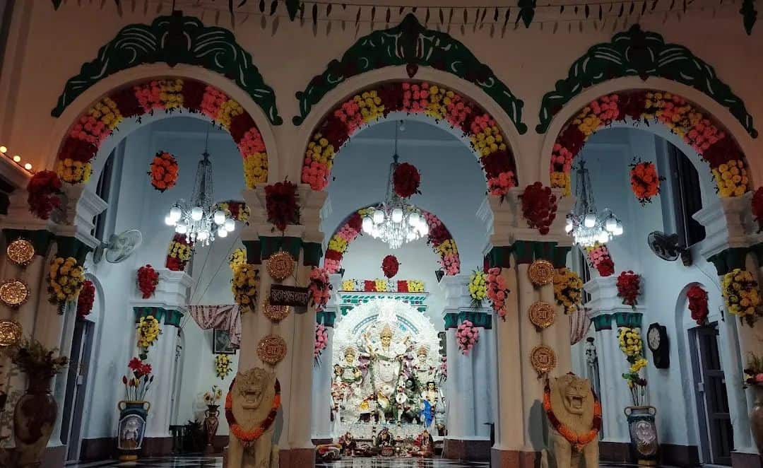  ১৭৫-১৮০ বছরের এক দীর্ঘ যাত্রা, যার শুরুটা হয়েছিল এক কৃতজ্ঞতা আর ভালবাসার মধ্য দিয়ে। পুজোর মৌলিক রূপ আজও অপরিবর্তিত, আর এই অটুট ধারাই বনেদি বাড়ির গৌরব।