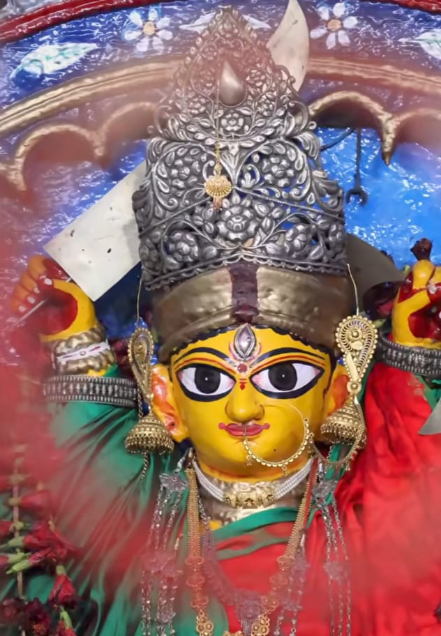 ৭। তৈরি হয় চিত্তেশ্বরী দুর্গা প্রতিমা। সেই প্রতিমা এখনও সযত্নে এই মন্দিরে রাখা আছে। এই প্রতিমাটিকে কলকাতার সব থেকে পুরনো দুর্গা প্রতিমা বলে মনে করা হয়। 