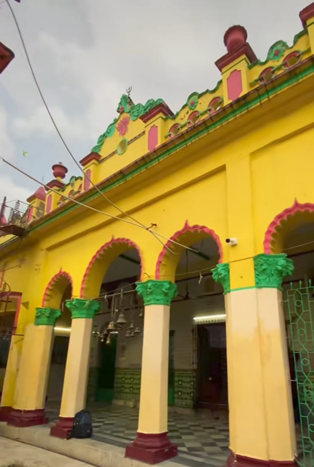 ৮। আজ কাশীপুরের খগেন্দ্র চট্টোপাধ্যায় রোডে দাঁড়িয়ে আছে সেই মন্দির, ১৬১০ সাল থেকে যেখানে নিরবচ্ছিন্নভাবে পুজো হচ্ছে। লাল-হলুদের রঙে মোড়া মন্দিরের নাটমন্দিরে প্রতি দিন ভক্তদের ভিড় জমে।