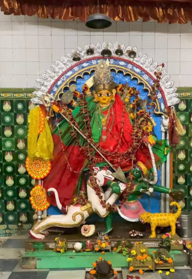 ৯। দুর্গা এখানে একা, সঙ্গে নেই গণেশ, কার্তিক, লক্ষ্মী বা সরস্বতী। সাদা সিংহ মহিষাসুরের হাত কামড়ে ধরেছে, পাশে রয়েছে বাঘের উপস্থিতিও। 