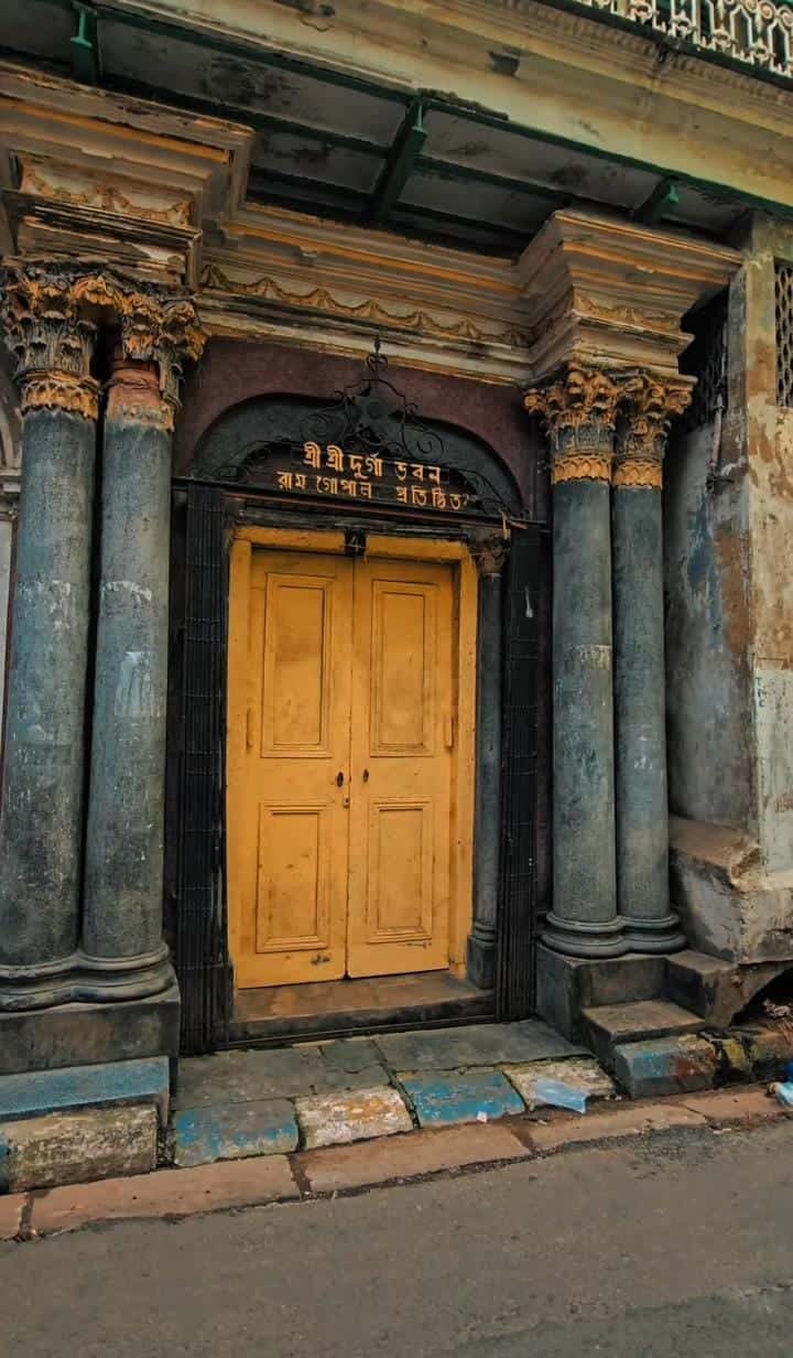  বর্ধমানের এক সাধারণ ছেলে ভাগ্যান্বেষণে শহরে এসেছিলেন। জীবনের কঠিন পথে চলতে চলতে সেই ছেলে এক সময় বড় মদ ব্যবসায়ী হয়ে ওঠে। জীবনের সেই সাফল্য আর কৃতজ্ঞতা থেকেই রামগোপাল সাহা শুরু করেছিলেন এই পুজো। 