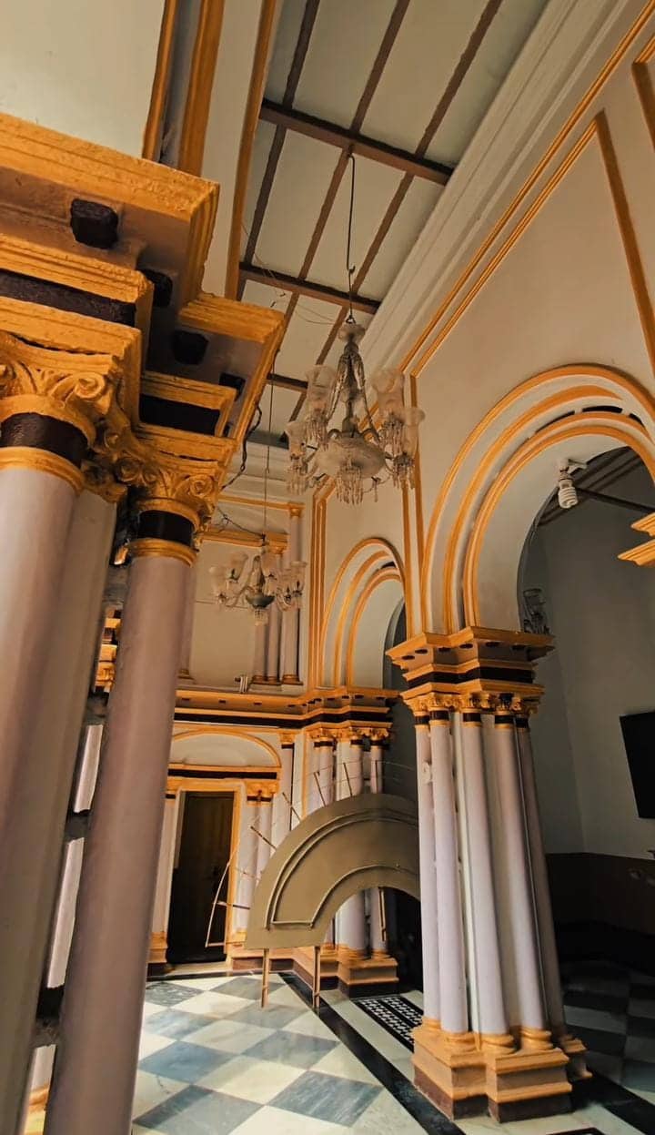 এক বিঘা জায়গা জুড়ে থাকা এই প্রাঙ্গণটি এই অঞ্চলের সব চেয়ে বড় ঠাকুর দালানগুলির মধ্যে অন্যতম। ঠাকুর দালানের স্থাপত্য আজও মুগ্ধ করে। বিস্তৃত প্রাঙ্গণ, আলপনার টানে ফটোগ্রাফারদের ভিড় জমে। 