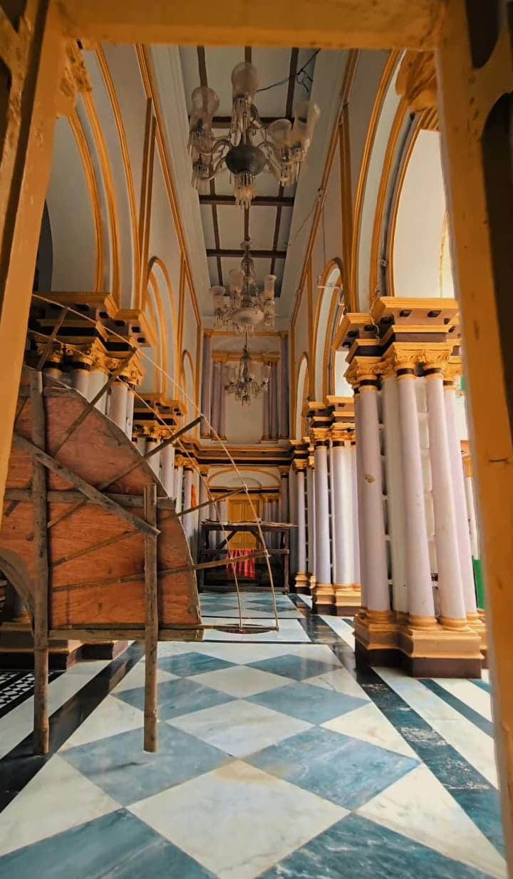  পুজোর দিনগুলিতে এই বাড়ির অন্দরমহল সেজে ওঠে নতুন করে। ষষ্ঠী সন্ধ্যা থেকে দশমী পর্যন্ত চলে নানা ধরনের আচার-অনুষ্ঠান। 