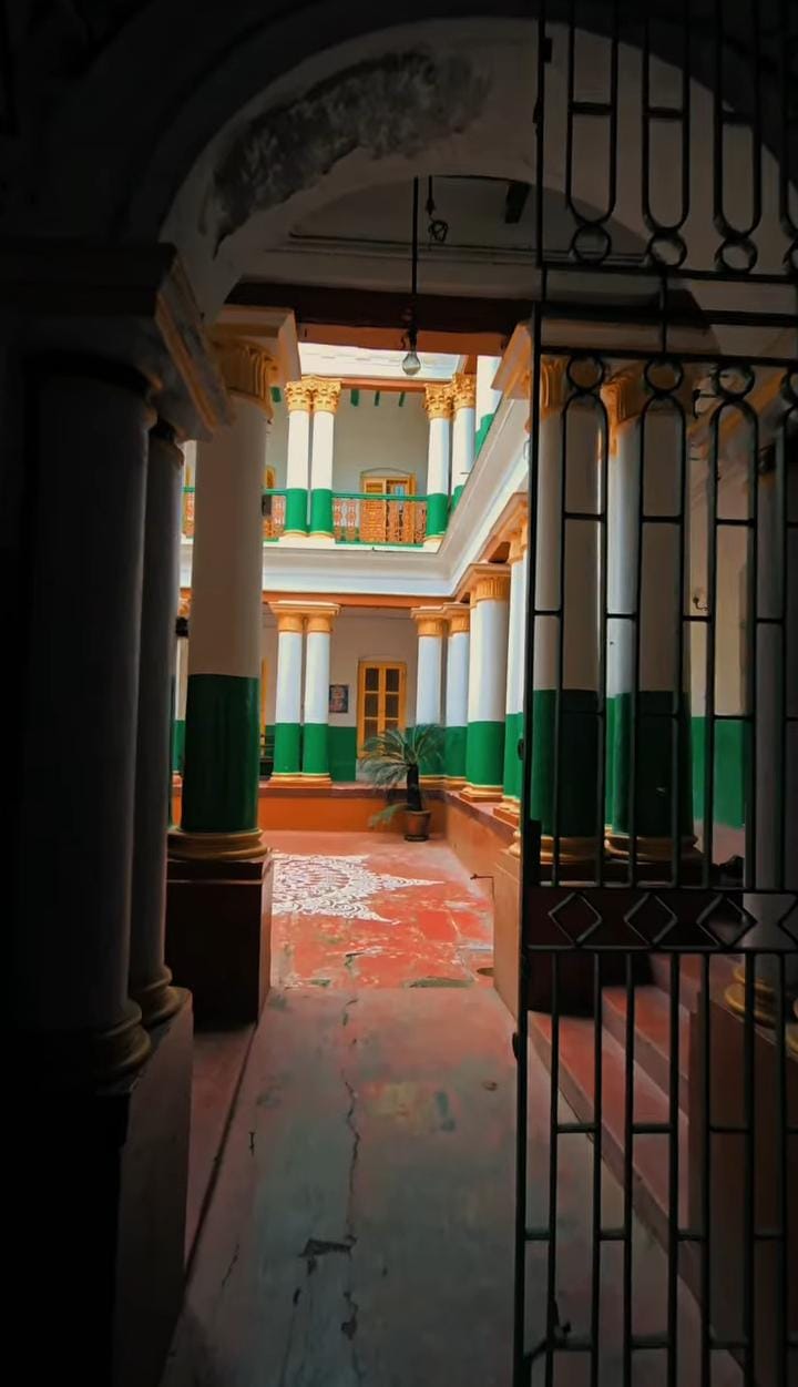  চাঁদনী চক মেট্রো স্টেশন থেকে খুব কাছেই অবস্থিত এই বাড়িটি। তাই মেট্রো থেকে নেমে পায়ে হেঁটে সহজেই পৌঁছে যাওয়া যায়। 