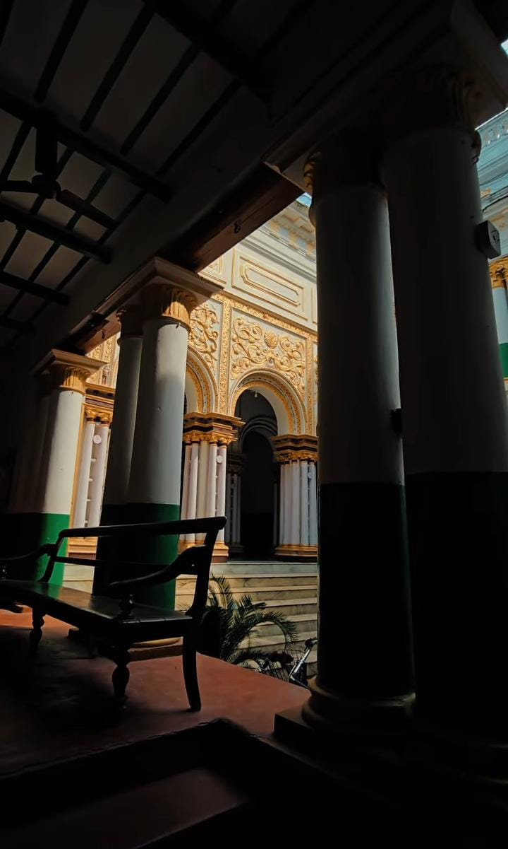  যাঁরা বনেদি বাড়ির পুজো ভালবাসেন, তাঁদের কাছে এই জায়গাটা এক অন্য রকম আকর্ষণ।