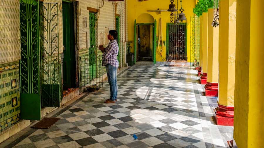 ১১। দুর্গা এখানে বিসর্জন পান না। বর্তমানে রায়চৌধুরী পরিবার দেখাশোনা করে এই ঐতিহাসিক পুজোর।