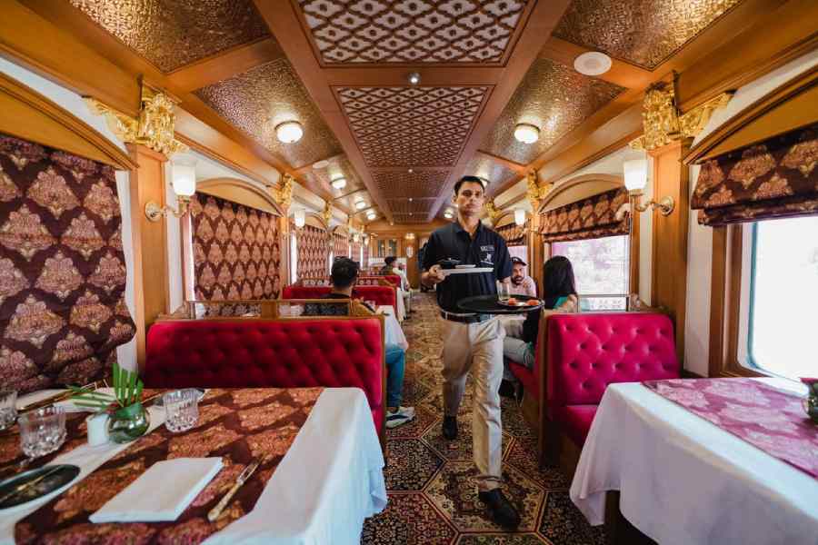 ট্রেনের ভিতরেই ফাইন ডাইনিং রেস্তরাঁ। পরিষেবায় হাজির স্যুটেড-বুটেড খিদমদগার। 