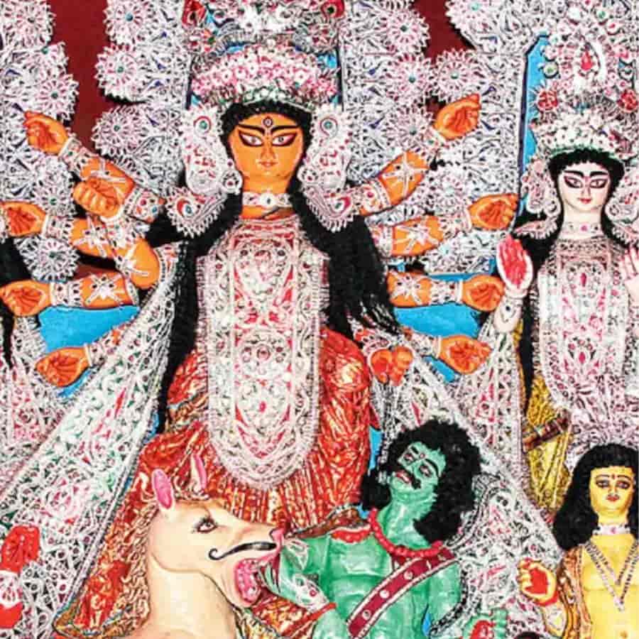 কিন্তু জানেন কি এই সাবর্ণ রায়চৌধুরী আদতে কারও নাম নয়। বরং এটি একটি পরিবারের নাম? হ্যাঁ, একদমই তাই। 