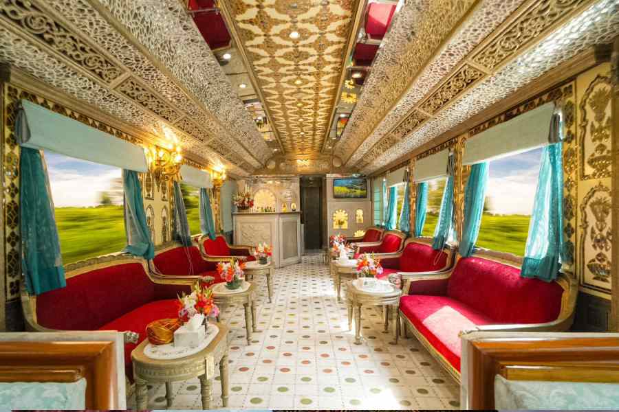 চলন্ত প্রাসাদে রাজস্থানের রাজপ্রাসাদের মতোই কারুকাজ। 