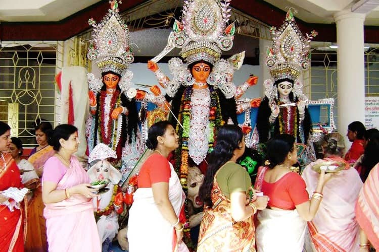 অনেকেই ভুল করেন এই ভেবে যে সাবর্ণ রায়চৌধুরী বুঝি কোনও ব্যক্তির নাম। কিন্তু আদতে এটি একটি পরিবারের নাম। 