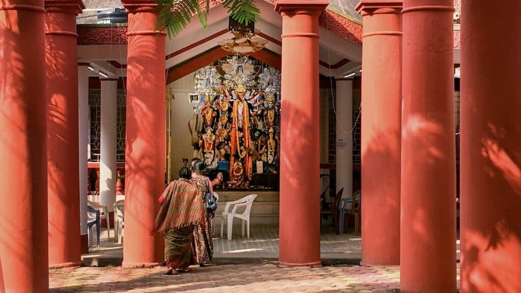 ১৬১০ সাল থেকে এই বাড়ির পুজো শুরু হয়। কলকাতার অন্যতম প্রাচীন দুর্গাপুজো এটি। বিদ্যাপতির লেখা ‘দুর্গাভক্তি তরঙ্গিনী’ রীতির নিয়ম মেনে পুজো হয় সাবর্ণ রায়চৌধুরী পরিবারে। 