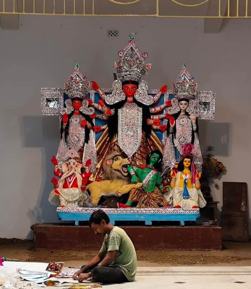 সাবর্ণ রায়চৌধুরী বাড়ির সন্ধিপুজোয় ভিজে গায়ে পরিবারের সদস্যা ভিজে গায়ে দেবীর ভোগ রাঁধেন। এ দিন ভোগ হিসেবে দেওয়া হয় ল্যাটা বা শোল মাছ পোড়া, যা মাখনে মাখিয়ে নিবেদন করা হয় দেবীকে। 