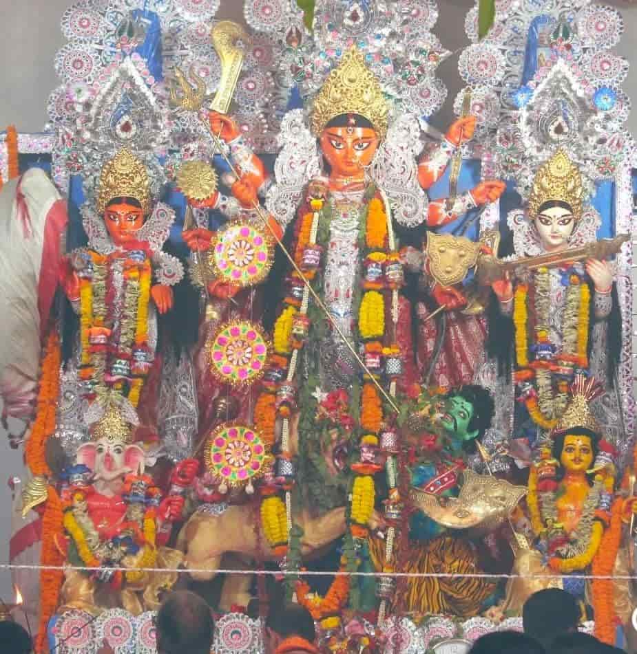 দশমীর দিন বাড়িতে বানানো বোঁদে বিতরণ করা হয়। (এই প্রতিবেদনটি ‘আনন্দ উৎসব’ ফিচারের একটি অংশ।)