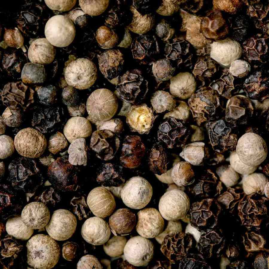 কালো মরিচ না কি সাদা মরিচ, কোনটি খাওয়া বেশি ভাল? পুরনো অভ্যাস কি বদলানো উচিত?