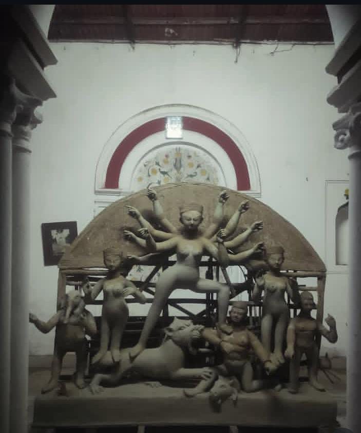 বাড়ির আঙিনায় তৈরি হয় দেবীর প্রতিমা। 