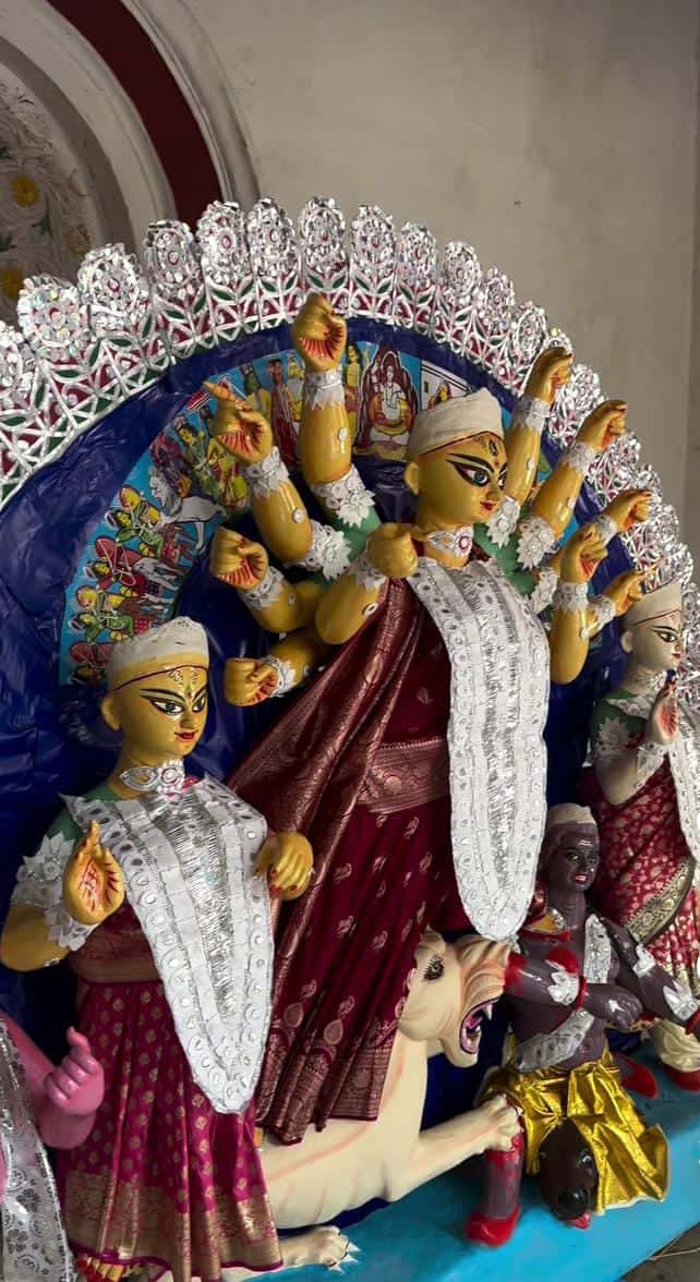 ডাকের সাজে সাজানো হয় দেবীকে, চালচিত্রে তুলির আঁচড়ে ধরা পড়ে শিব, রাধা-কৃষ্ণের কাহিনি।