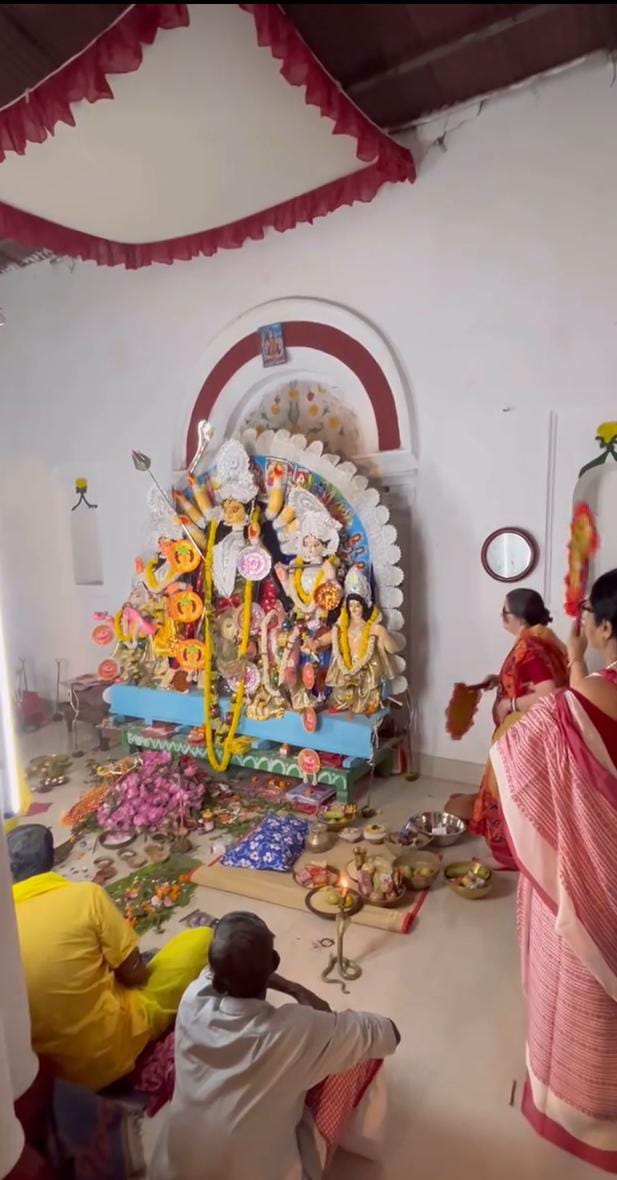 মহানবমীর সন্ধ্যায় যখন শালপাতার বাতাস করা হয় দেবীকে, সেই আরতির সময় মথুরাবাটী গ্রাম যেন আলো-আঁধারির খেলায় নতুন রূপ নেয়।