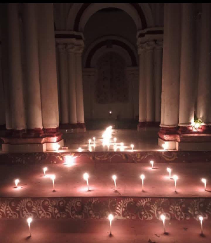 পুজোর আবেগে আরও এক বিশেষ অধ্যায়—কুমারী পুজো। গ্রাম্য পরিবেশে সেই রীতি পালনের মধ্যেই ধরা পড়ে ভক্তির অন্য রূপ।