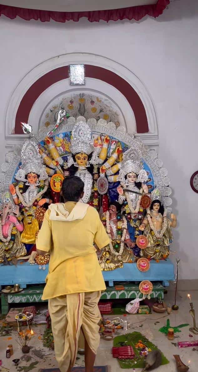 ইতিহাস বলছে, জঙ্গিপাড়া–মথুরাবাটীর পুজো সম্ভবত উনিশ থেকে বিশ শতকের গোড়ায় গুপ্তিপাড়ার বারোয়ারি ধারা থেকে প্রসারিত হয়। 