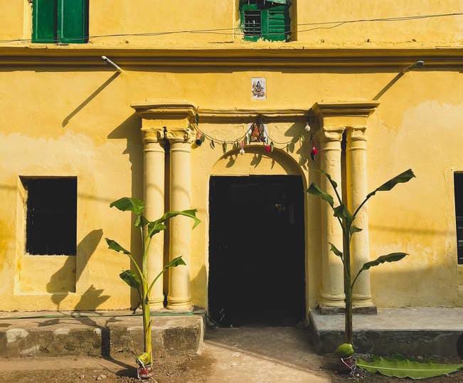 চাঁদাভিত্তিক সেই পরম্পরাই এক সময় গ্রামীণ সমাজকে এক সূত্রে বেঁধেছিল। এখনও সেই আবেগেই ভাসে মথুরাবাটী।