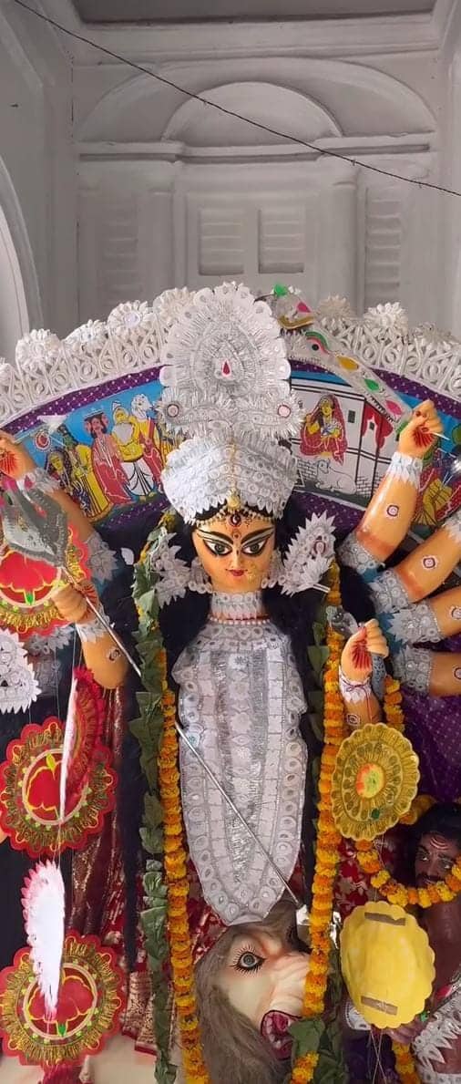 গ্রামের দুর্গাপুজো মানেই কেবল দেবী দর্শন নয়, এক সঙ্গে থাকার আনন্দ। জঙ্গিপাড়ার এই পুজো তারই প্রমাণ।    (এই প্রতিবেদনটি ‘আনন্দ উৎসব’ ফিচারের একটি অংশ।)