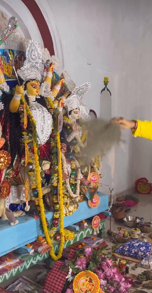 সঙ্গে কালী কীর্তনের সুর, মৃদঙ্গ আর করতালের টানে গ্রাম যেন এক অন্য আবহে ডুবে যায়। 