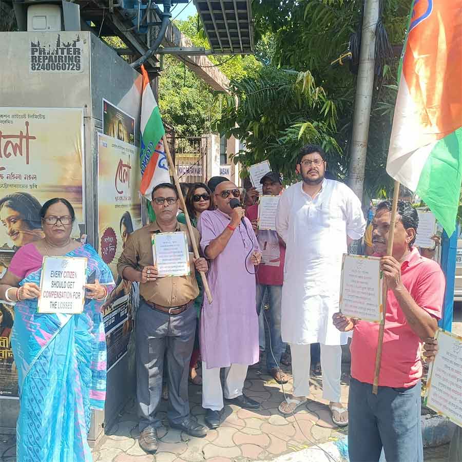 পুর-প্রশাসনের ‘ব্যর্থতা’র প্রতিবাদে ১০ নম্বর বরো দফতরে কংগ্রেসের বিক্ষোভ।