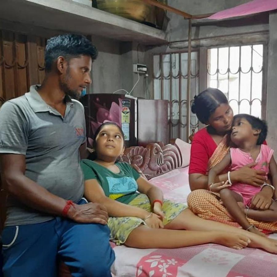 বাবা-মায়ের সঙ্গে প্রিয়াঙ্কা ও বিপাশা।