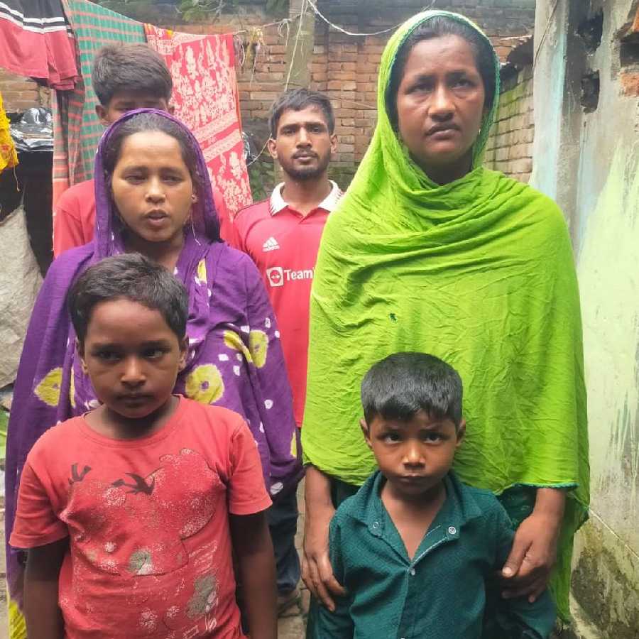 বাংলাদেশে সোনালি বিবি এবং তাঁর পরিবার।