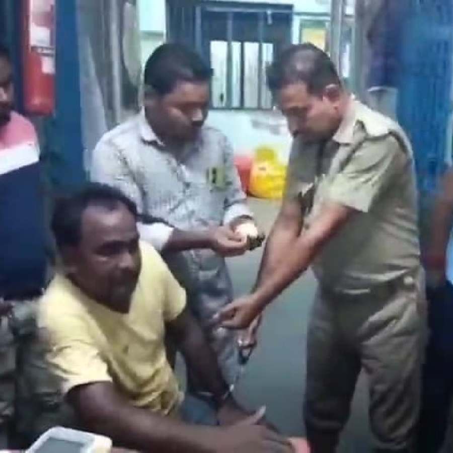 Police was attacked in Bardhaman dgtld