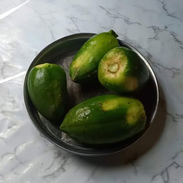 কয়েকটি সহজ উপাদান ব্যবহার করেই তৈরি হয়ে যাবে স্বাদে-গন্ধে অন্যতম সেরা এই মিষ্টি। উপকরণ হিসাবে লাগবে - কাঁচা পেঁপে: ১টি (মাঝারি আকারের), চিনি: ১ কাপ (পেঁপের পরিমাণের উপর নির্ভর করে), দুধ: ১/২ কাপ (ফুল ফ্যাট), ঘি বা সাদা তেল: ১ চা চামচ, ছোট এলাচ গুঁড়ো: ১/২ চা চামচ, কিশমিশ বা কাজু: সাজানোর জন্য (ঐচ্ছিক)। 