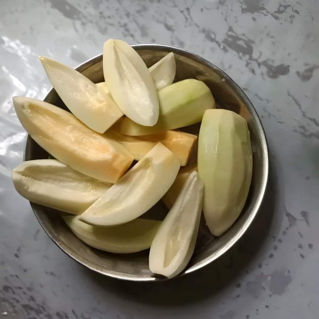 প্রথমে কাঁচা পেঁপের খোসা ছাড়িয়ে বীজ ফেলে দিন এবং ভাল ভাবে পরিষ্কার করে নিন। তার পরে পেঁপেটিকে গ্রেটারের মোটা দিক দিয়ে ভাল ভাবে গ্রেট করে নিতে হবে।