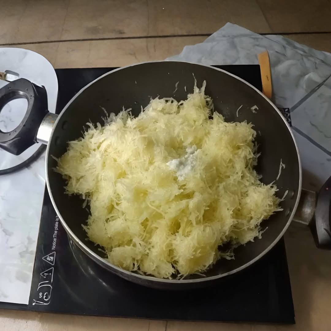 এর পরে কোরানো পেঁপে সেদ্ধ করে নিতে হবে, যাতে তার কাঁচা গন্ধ দূর হয় এবং নরম হয়ে যায়। পেঁপে হালকা নরম হয়ে এলে (৫-৭ মিনিট) জল ঝরিয়ে নিন। এর পরে ঠান্ডা জল দিয়ে এক বার ধুয়ে ভাল করে চেপে পেঁপের সব জল বার করে দিতে হবে। জল যেন একদম না থাকে।