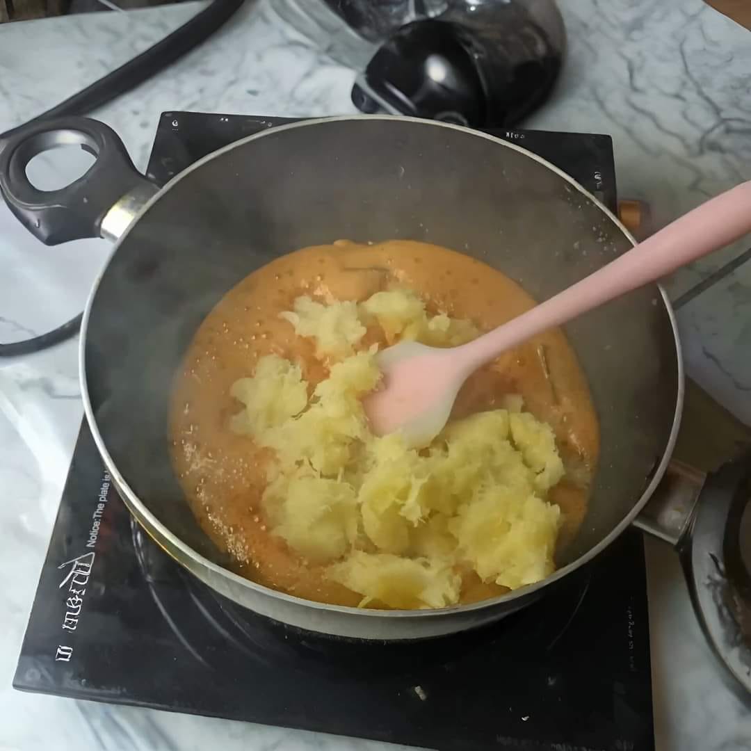 এরপর কোরানো, সেদ্ধ পেঁপে কম আঁচে কিছুক্ষণ ভাজতে (২-৩ মিনিট) হবে। এতে পেঁপের অবশিষ্ট জলও শুকিয়ে যাবে এবং একটি সুন্দর সুগন্ধ বেরোবে। খেয়াল রাখবেন, যাতে পেঁপে লাল হয়ে না যায়। শুধু নরম হয়ে শুকিয়ে এলেই হবে।