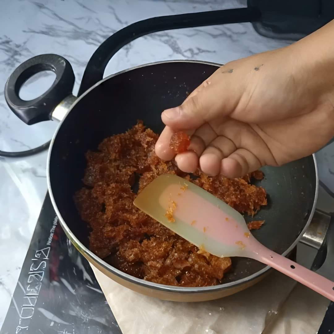 এই মিশ্রণটি ঘন হয়ে কড়ার গা ছেড়ে উঠে আসা শুরু করলে বুঝবেন নাড়ুর পাক তৈরি হয়ে গিয়েছে। সাবধানে মিশ্রণটি আঙুল দিয়ে ধরে দেখুন, তা আঠালো হয়ে গিয়েছে কি না। এই অবস্থায় গ্যাস বন্ধ করে দিন।