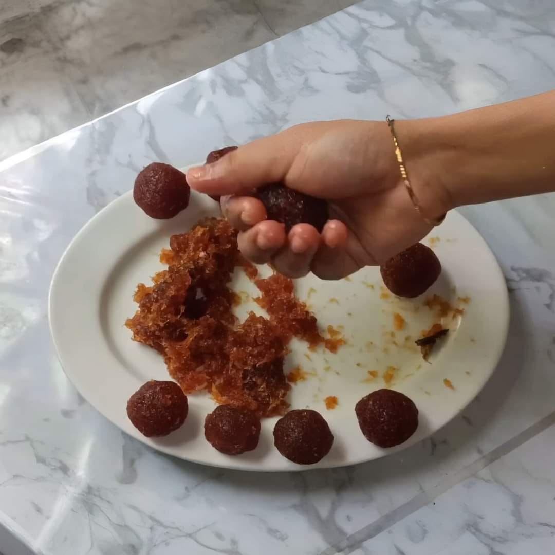 এর পরে হাতের তালুতে অল্প ঘি মেখে নিন। মিশ্রণটি সামান্য গরম থাকা অবস্থাতেই ছোট ছোট অংশ নিয়ে হাতের তালুর সাহায্যে গোল গোল নাড়ুর আকার দিন। বেশি ঠান্ডা হতে দেবেন না। নয়তো মিশ্রণ শক্ত হয়ে যাবে। প্রতিটি নাড়ুর উপরে কিশমিশ বা কাজু দিয়ে সাজিয়ে দিন।