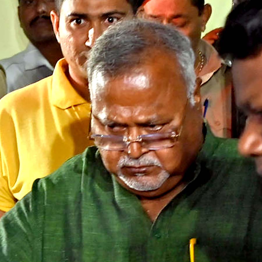 টাকার বিনিময়ে চাকরি দেওয়ার অভিযোগও ওঠে প্রাথমিকের নিয়োগ মামলায়। সেই বিষয়ে তদন্ত শুরু করে ইডি। পাশাপাশি, এই মামলার তদন্তভার ছিল সিবিআইয়ের হাতেও। মামলায় প্রাক্তন শিক্ষামন্ত্রী পার্থ চট্টোপাধ্যায়, পর্ষদের তৎকালীন চেয়ারম্যান মানিক ভট্টাচার্য এবং কয়েক জনের নাম উঠে আসে। 