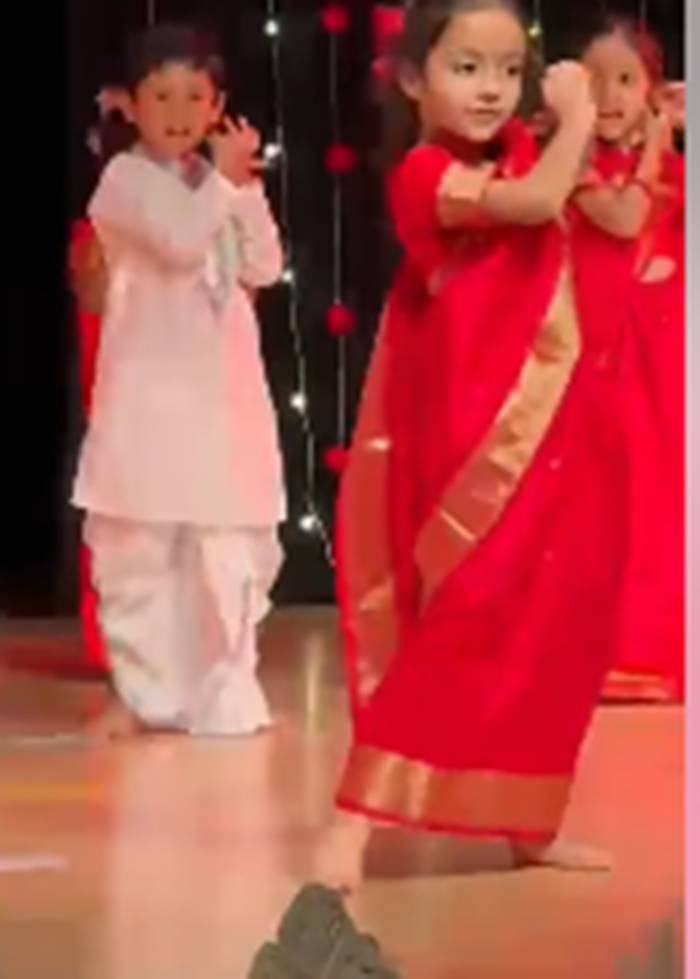 স্কুলের বান্ধবীর সঙ্গে নাচে মগ্ন ইউভান চক্রবর্তী।