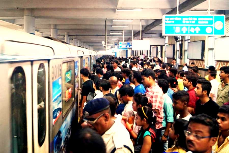 কিন্তু তাও যদি পুজোর সময় মেট্রো বিভ্রাট হয়, বা ভিড় এড়াতে চান তা হলে দক্ষিণের ঠাকুর দেখার জন্য বিকল্প উপায় কী হতে পারে? 