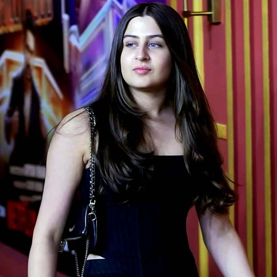 Rajat Bedi’s 18 Year Old Daughter Vera Bedi, Goes Viral for Kareena & Karisma Kapoor Resemblance dgtl