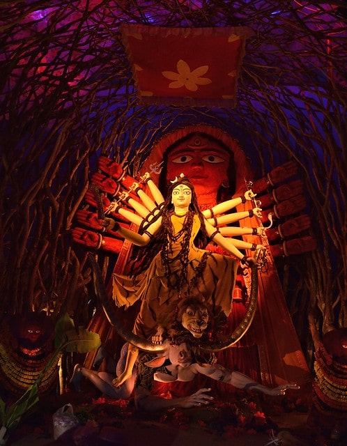 সুরুচি অবধি এসে গেলে সেখান থেকে বাসে করে বেহালা ১৪ নম্বর চলে এলেও পর পর বেশ কিছু জনপ্রিয় মণ্ডপ দেখে নিতে পারবেন যেমন বেহালা ক্লাব, বেহালা নূতন দল, বেহালা ফ্রেন্ডস, ইত্যাদি। 