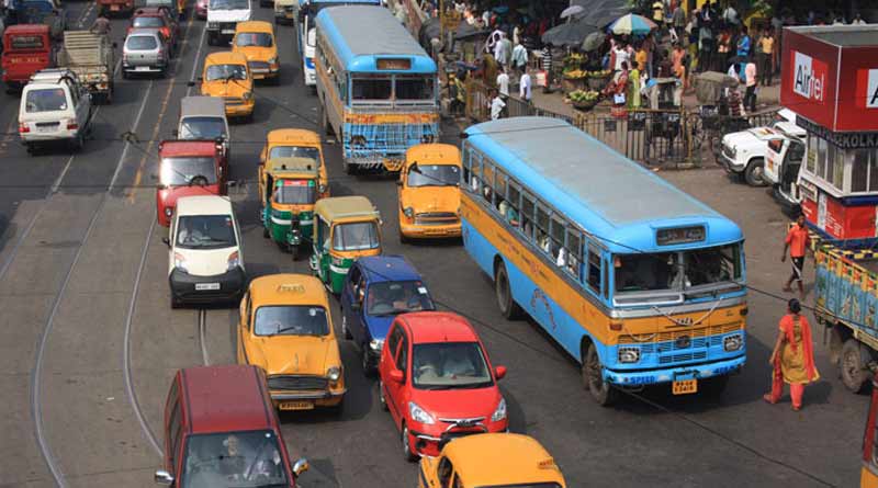 আর যদি গড়িয়াহাটের দিকে গেলে সেখান থেকে অটো বা বাসে করে যোধপুর পার্ক, সেলিমপুর অঞ্চলেও পরপর একাধিক মণ্ডপ দেখে নিতে পারবেন। এখান থেকে বেহালা বা গড়িয়ার দিকে যেতে চাইলেও বাস, অটো, ক্যাব সবই উপলব্ধ রয়েছে।