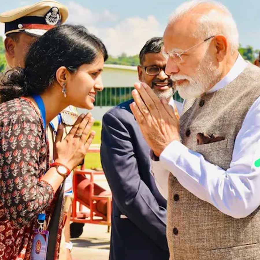 প্রধানমন্ত্রী নরেন্দ্র মোদীকে অভ্যর্থনা জানাচ্ছেন বিশাখা। ছবি: সংগৃহীত।
