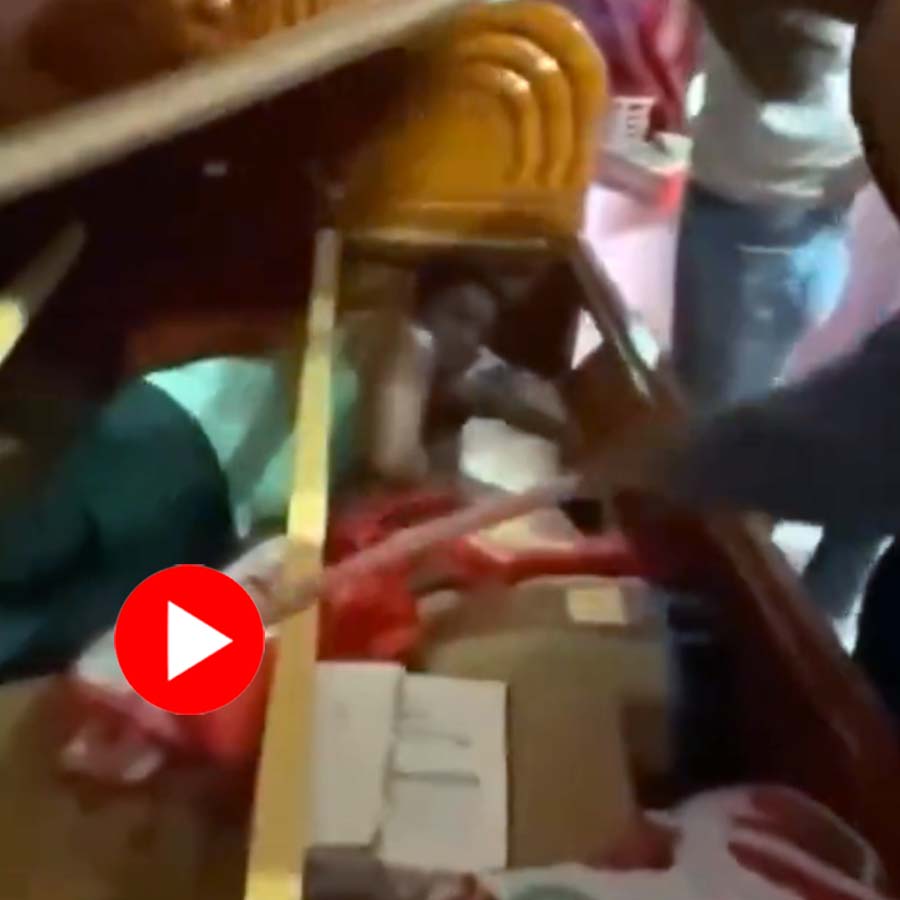 Video shows husband find wife’s boyfriend under the bed, what happens next