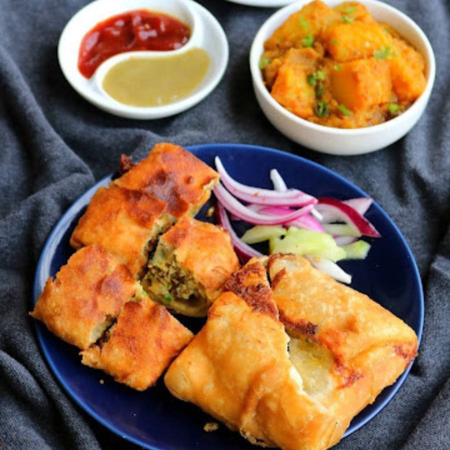 পদ্মপুকুরে অবস্থিত’জয় হিন্দ ধাবা’তেও যেতে পারেন ম্যাডক্স স্কোয়ারে আড্ডা দিয়ে। এখানে মুঘলাই খাবারের পাশাপাশি চাইনিজ, পাঞ্জাবি খাবার, ইত্যাদি সবই পাওয়া যায়। 