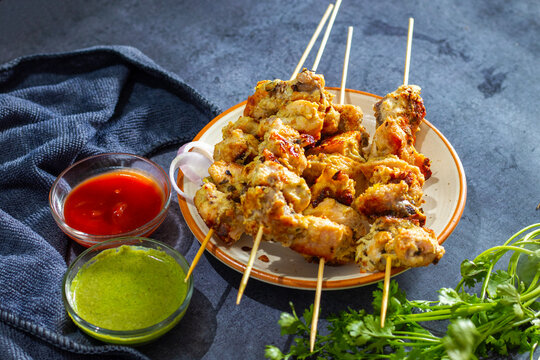 বালিগঞ্জের ‘আজাদ হিন্দ হোটেল’-এ কাবাব, পাঞ্জাবি এবং মুঘলাই খাবার পাবেন। সস্তায় ভাল খাবারের অন্যতম ঠিকানা এটি।  (‘আনন্দ উৎসব ২০২৫’-এর সাফল্যের নেপথ্যে রয়েছেন একাধিক সহযোগী। প্রেজ়েন্টিং পার্টনার ‘মারুতি সুজ়ুকি অ্যারেনা’। অন্যান্য সহযোগীরা হলেন ওয়েডিং পার্টনার ‘এবিপি ওয়ানস্টপ ওয়েডিং’, ফ্যাশন পার্টনার ‘কসমো বাজ়ার’, নলেজ পার্টনার ‘টেকনো ইন্ডিয়া ইউনিভার্সিটি’, ব্যাঙ্কিং পার্টনার ‘ইউনিয়ন ব্যাঙ্ক অফ ইন্ডিয়া’, কমফোর্ট পার্টনার ‘কার্লন’।) (এই প্রতিবেদনটি ‘আনন্দ উৎসব’ ফিচারের একটি অংশ।)