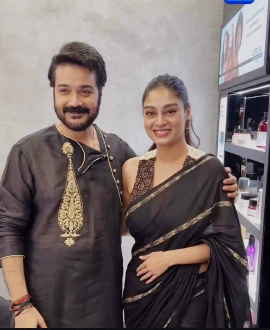 এ দিকে কালো আর সোনালী জরির কাজ করা কুর্তাটি যেন সরাসরি উৎসবের রাতের জন্য তৈরি। সঙ্গে মানানসই ব্রেসলেট—জমকালো অনুষ্ঠানে নজর কাড়তেই হবে।