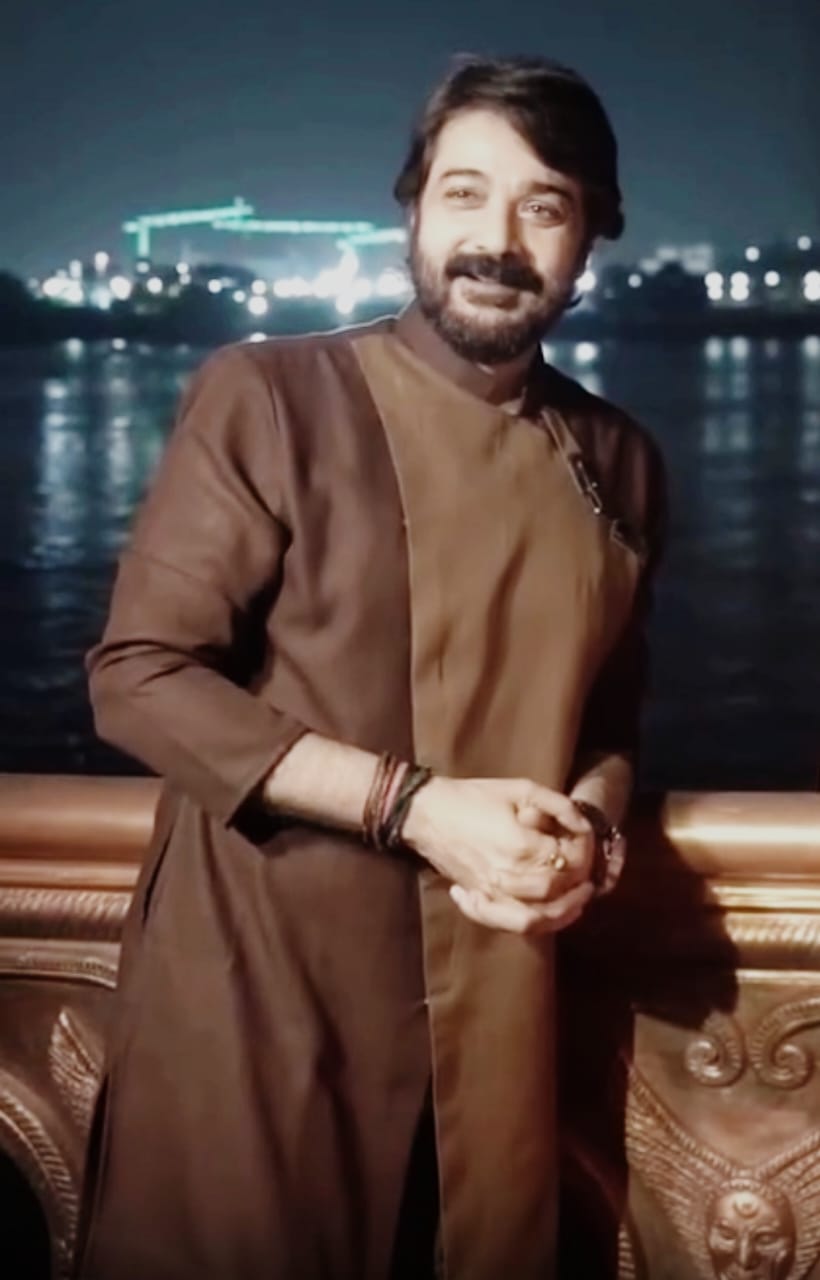 আবার একটি ইভিনিং পার্টির জন্য বেছে নেওয়া গাঢ় ও মাঝারি বাদামি রঙের দ্বৈত-টোন (ডুয়াল-টোন) কুর্তা, যার অসমান গলার কাজ নজর কেড়ে নেয়। 