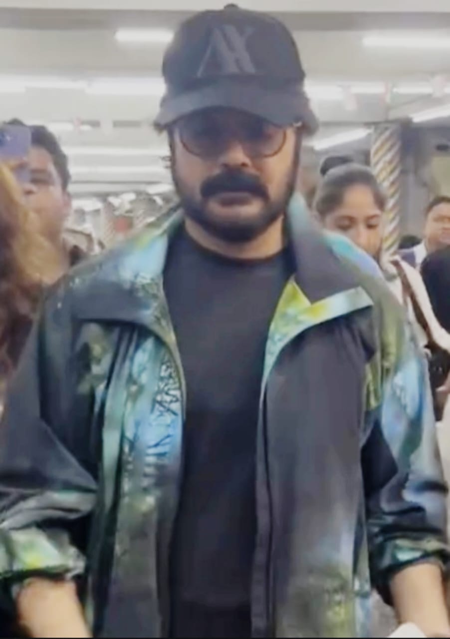 ভ্রমণ বা সাধারণ দিনের জন্য রয়েছে কালো ট্র্যাক জ্যাকেট এবং টুপি বা ধূসর ওভারসাইজড টি-শার্ট। কালো ফ্রেমের চশমা আর হালকা রঙের চিনো প্যান্টের এই লুকে রয়েছে এক আরামদায়ক আধুনিকতা। 