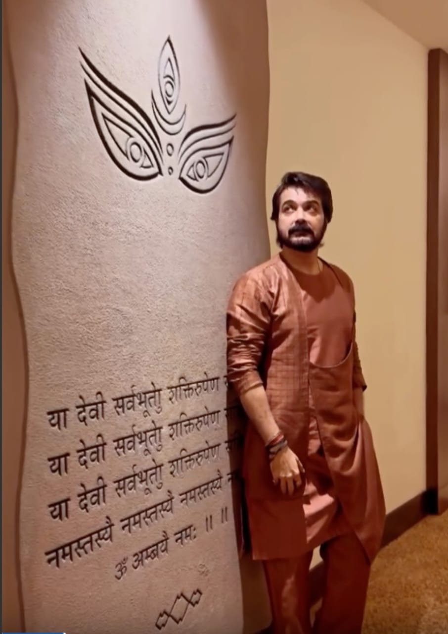 কিন্তু উৎসবের রং যখন লাগে, তখন তো চাই সাবেকিয়ানা। টেরাকোটা বা মরচে রঙের চেক-ডিজাইনের কুর্তায় প্রসেনজিৎ ধরেছেন সেই সাবেকিয়ানা, যা অষ্টমী বা নবমীর অঞ্জলির জন্য একে বারে আদর্শ। এই কুর্তার কাট বা ডিজাইন কিন্তু গতানুগতিক নয়, বরং তাতে রয়েছে আধুনিক ডিজাইনের ছোঁয়া। 